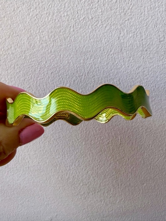 KATE SPADE NEW YORK AVOCADO GREEN ENAMEL WAIVY BANGLE BRACELET GOLD TONE METAL - Picture 8 of 16